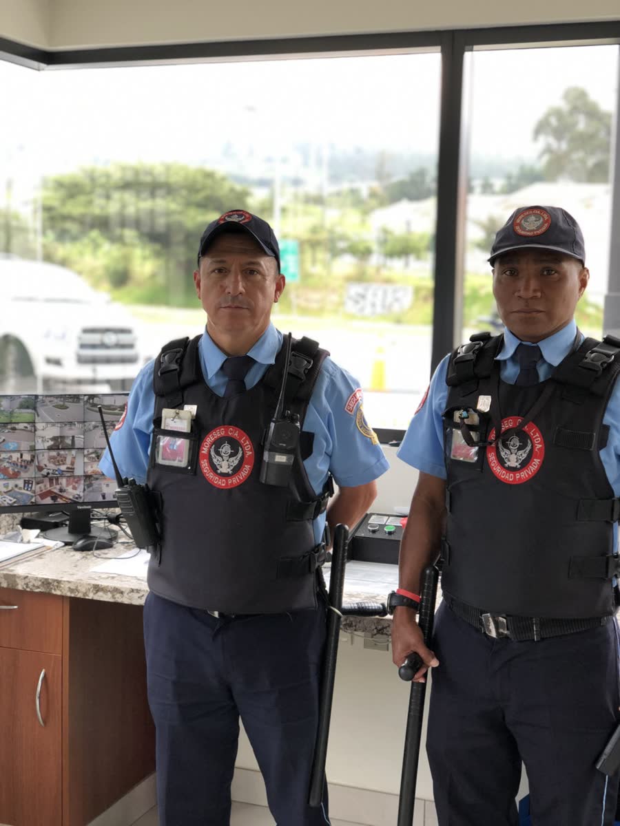 Guardias de seguridad de Moreseg uniformados en su puesto