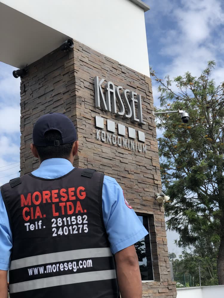 Guardia de Moreseg en el acceso de un conjunto residencial