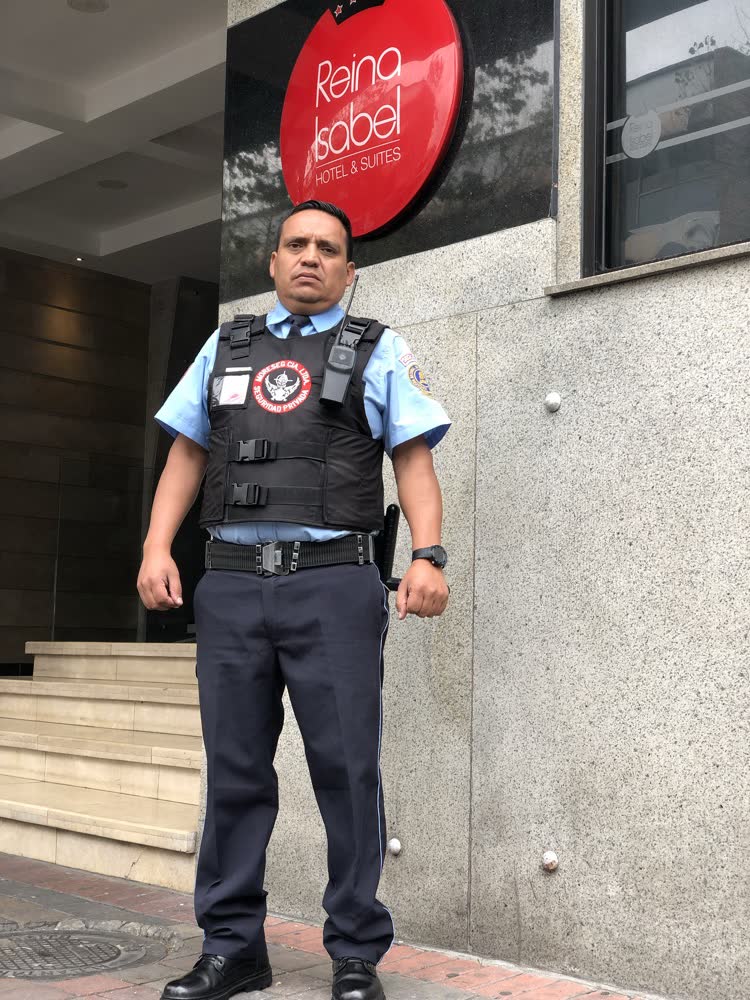 Guardia de Moreseg en la entrada de un hotel