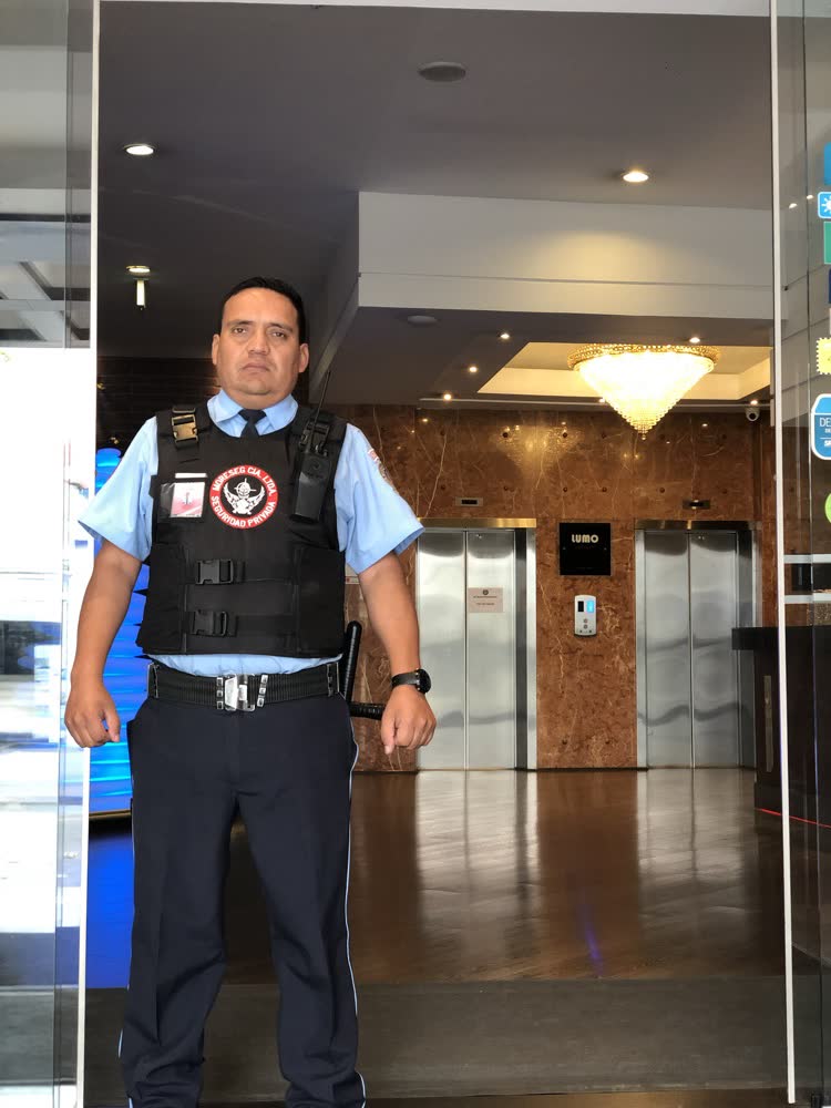 Guardia de Moreseg en el lobby de un edificio corporativo